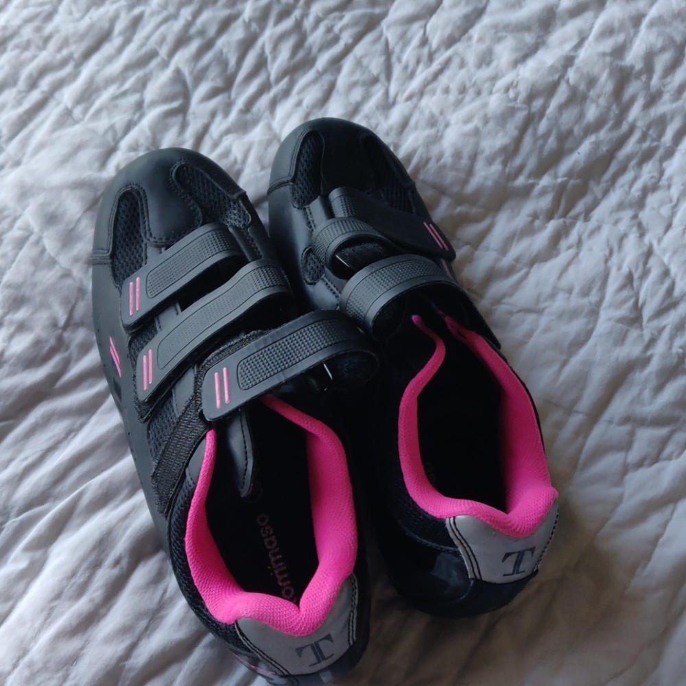 8.5 pink and black cycling shoes with clips